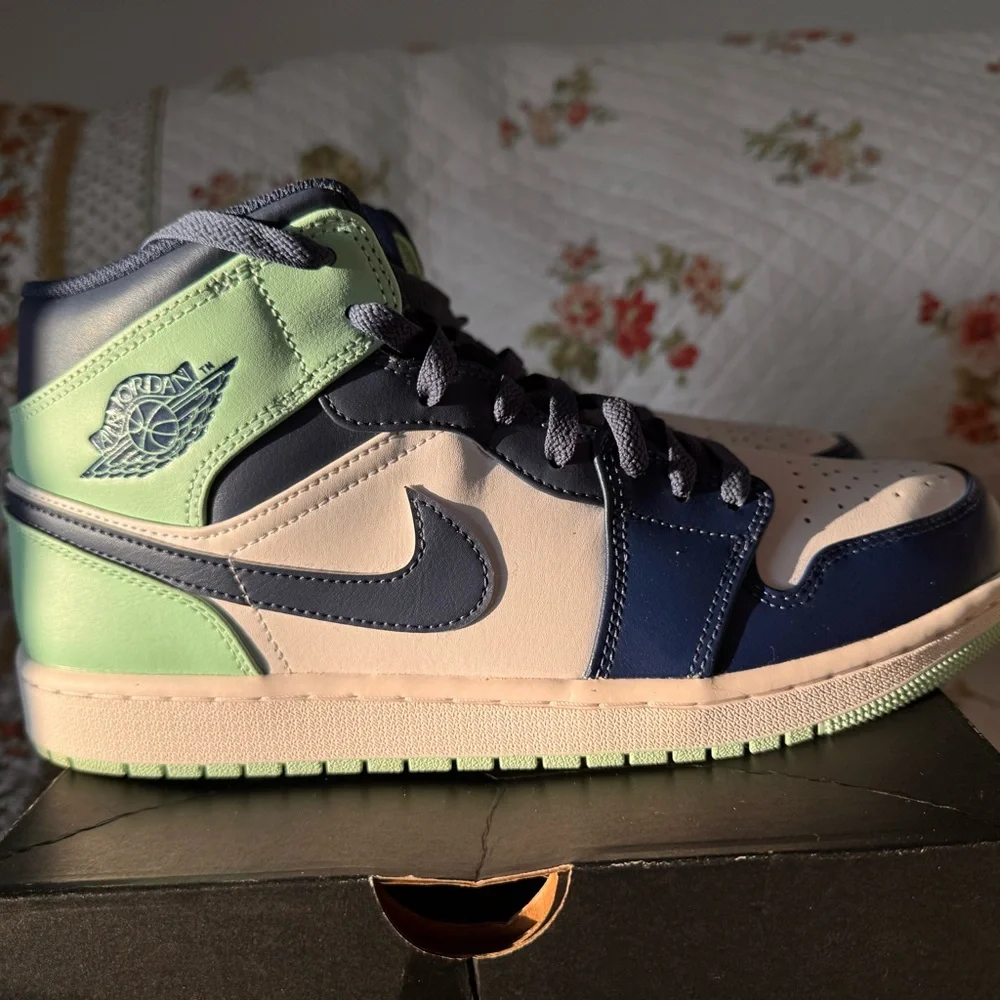 Air Jordan 1 Mid- Mystic Navy/Mint Foam White, Bleu Marine Mystic. Men’s 11 - Picture 4 of 9